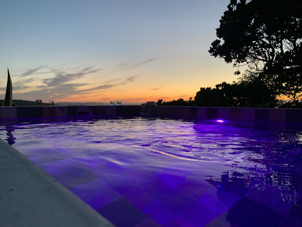 Intégration rétro éclairage d ela piscine par led muliticolore par Yunta Génèse