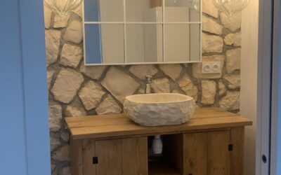 Vasque enn pierre dans salle de bain rénovée Peillon